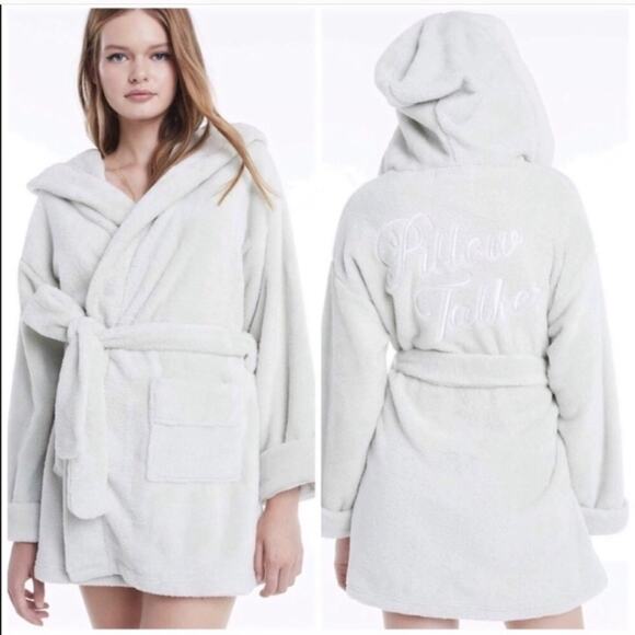 Wildfox Other - Wildfox light sage green Pillow Talker embroidered hooded robe size Large